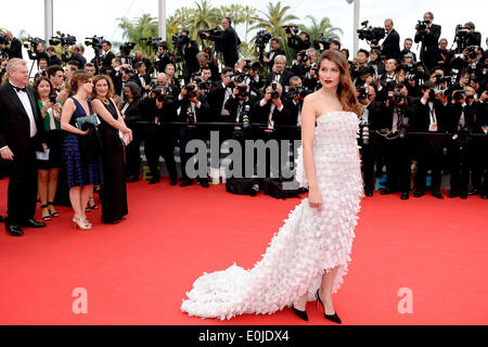 Cannes, France. 14 mai, 2014. Modèle française Laetitia Casta arrive sur le tapis rouge pour la cérémonie d'ouverture de la 67e édition du Festival de Cannes à Cannes, France, le 14 mai 2014. Le festival se déroulera du 14 au 25 mai. Credit : Ye Pingfan/Xinhua/Alamy Live News Banque D'Images