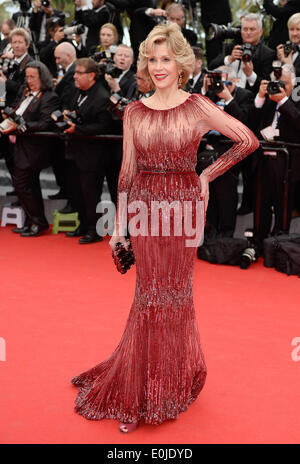 Cannes, France. 14 mai, 2014. L'actrice Jane Fonda nous arrive sur le tapis rouge pour la cérémonie d'ouverture de la 67e édition du Festival de Cannes à Cannes, France, le 14 mai 2014. Le festival se déroulera du 14 au 25 mai. Credit : Ye Pingfan/Xinhua/Alamy Live News Banque D'Images