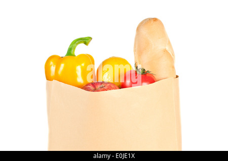 Frais sain d'épicerie dans un sac en papier isolé sur fond blanc Banque D'Images