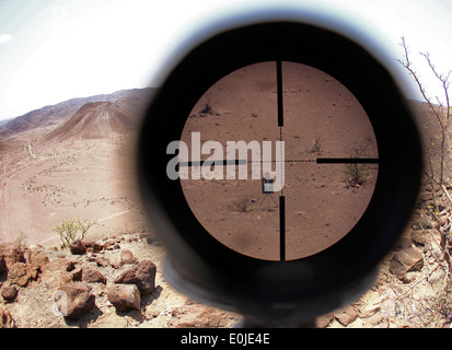 Une cible vue à travers un télescope observation sniper scout Marines comme avec le 1er peloton, Compagnie Bravo, l'équipe 1 Bataillon Landing Banque D'Images