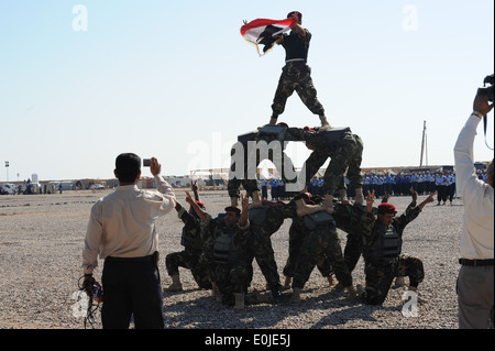 Des policiers irakiens accomplir une pyramide à l'IP de leur diplôme au centre de formation régional, à Achraf, en Irak, le 6 novembre, 20 Banque D'Images