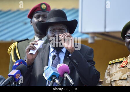 Juba, Soudan du Sud. Le 11 mai, 2014. Le président du Soudan du Sud Salva Kiir arrive retour à Juba le dimanche 11 mai 2014, et au cours d'une réunion publique à l'aéroport de Juba, Kiir accuse Riek Machar les forces rebelles pour violation de l'accord après un jour et les attaques sur trois sites dans le sud du Soudan. © Samir Bol/ZUMAPRESS.com/Alamy Live News Banque D'Images