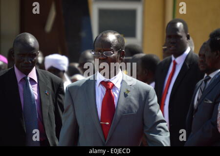 Juba, Soudan du Sud. Le 11 mai, 2014. Le président du Soudan du Sud Salva Kiir arrive retour à Juba le dimanche 11 mai 2014, et au cours d'une réunion publique à l'aéroport de Juba, Kiir accuse Riek Machar les forces rebelles pour violation de l'accord après un jour et les attaques sur trois sites dans le sud du Soudan. © Samir Bol/ZUMAPRESS.com/Alamy Live News Banque D'Images