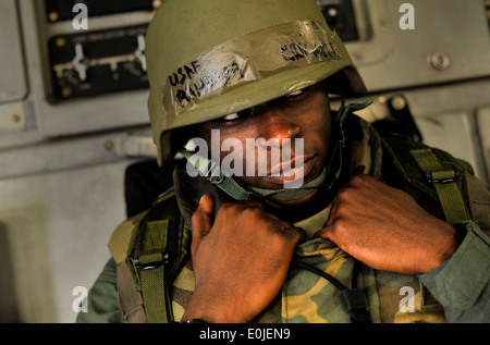 Les cadres supérieurs de l'US Air Force Airman Raheem Crockett, C-17 Globemaster III L'arrimeur, attend d'autres instructions scénario lors d'une O Banque D'Images