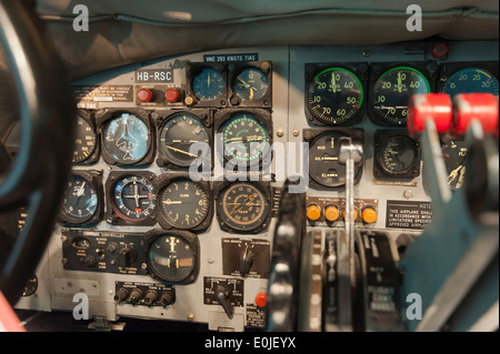 Historique de l'avion de passagers Lockheed Super Constellation L-1049 'HB-RSC" pendant l'entretien dans un hangar à Zurich/Kloten. Banque D'Images