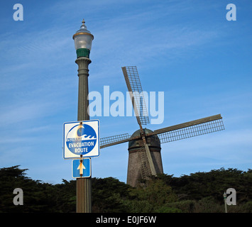 Parcours d'évacuation Tsunami signe sur un lampadaire, Golden Gate Park San Francisco Banque D'Images