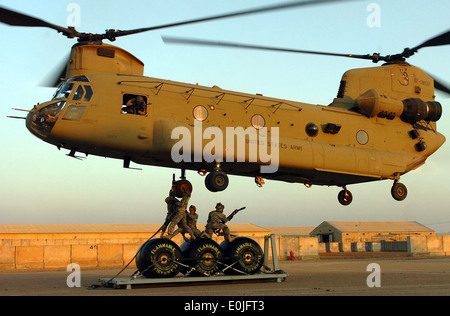 Des soldats du 1st Air Cavalry Brigade, Division de cavalerie, Division des États-unis-Centre, et de la 3ème Division d'infanterie fixer trois Banque D'Images