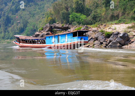 Photo de paysage rivière passager en bateau dans le Nord du Laos voyager sur le fleuve Mékong, le Laos, République, en Asie du sud-est Banque D'Images