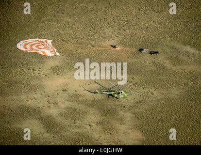 Le personnel au sol, arriver à l'emplacement d'atterrissage s après le vaisseau Soyouz TMA-11M s'est posé avec le commandant de l'Expédition 39 Koichi Wakata de l'Agence japonaise d'exploration aérospatiale, commandant de Soyouz Mikhail Tyurin de Roscosmos, Rick Mastracchio et ingénieur de vol de la NASA s'est posé le 14 mai 2014 près de la ville de Zhezkazgan, au Kazakhstan. Wakata, Tiourine et Mastracchio est revenu sur Terre après plus de six mois à bord de la Station spatiale internationale où ils ont servi en tant que membres de l'Expédition 38 et 39 équipes. Banque D'Images