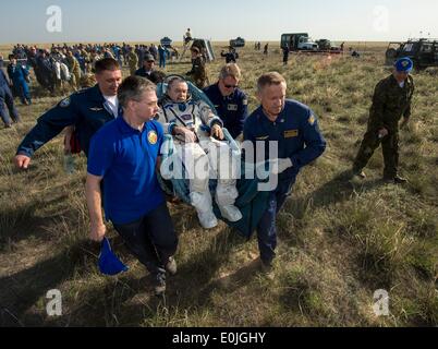 Équipage Expédition 39 commandant de Soyouz Mikhail Tyurin de Roscosmos s'effectue sur une chaise à une tente médicale à quelques minutes après l'atterrissage avec les autres membres de l'équipage de l'expédition dans le vaisseau Soyouz TMA-11M, 14 mai 2014 près de la ville de Zhezkazgan, au Kazakhstan. Wakata, Tiourine et Mastracchio est revenu sur Terre après plus de six mois à bord de la Station spatiale internationale où ils ont servi en tant que membres de l'Expédition 38 et 39 équipes. Banque D'Images