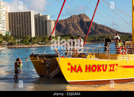 Tourisme de catamaran sur la plage de Waikiki, Honolulu, Oahu, Hawaii Banque D'Images