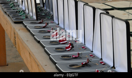 Les prix sont alignés, prêts à être présentés à des soldats de l'Administration centrale, l'entreprise de l'Administration centrale, 41e Infantry Brigade Combat Team Banque D'Images