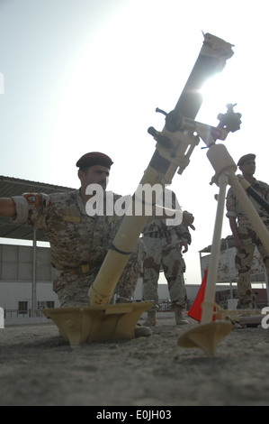 Des soldats iraquiens, affecté à la 10e Division de l'armée irakienne, la conduite des essais chronométrés de la mise en place de tubes de mortier au Camp d'Uruguay, Dhi Qar, Banque D'Images