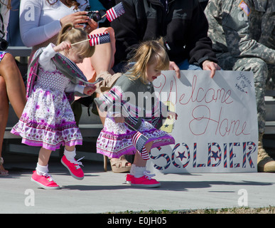 Deux petites filles danser avec anticipation alors que l'attente pour un accueil chaleureux pour commencer la cérémonie, 7 mars. Cinquante soldats du 1s Banque D'Images