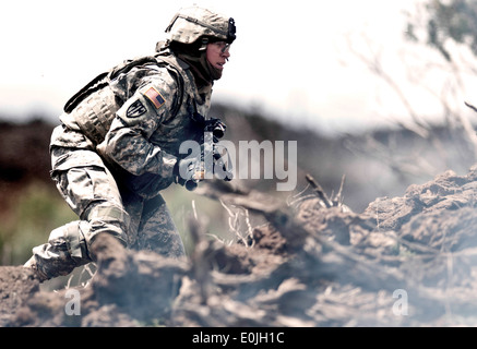 Un soldat affecté à la 558ème Compagnie de Police Militaire, 728th Bataillon MP, 8e Brigade MP de Schofield Barracks, Missouri, en Banque D'Images