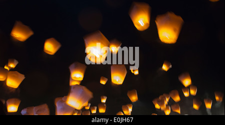 Sky lantern Kongming libération (lanterne) lors de festival de lanternes chinoises, Shifen, Pingxi, Taiwan Banque D'Images