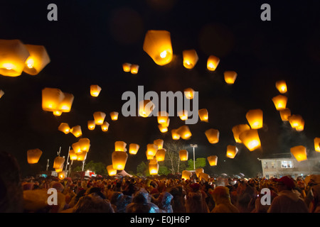 Sky lantern Kongming libération (lanterne) lors de festival de lanternes chinoises, Shifen, Pingxi, Taiwan Banque D'Images