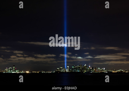 Un affichage lumineux brille d'où le World Trade Center, New York, le 11 septembre. Les deux faisceaux de lumière s'allument Banque D'Images