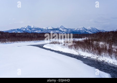 La neige a couvert le mont Shari Banque D'Images