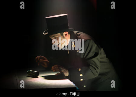 Brighton Spiegletent, Old Steine, Brighton, ville de Brighton et Hove, East Sussex, Royaume-Uni. Lost in transit Show est un mélange de cabaret et de théâtre joué au Brighton Fringe 2014, Brighton Spiegeltent. 15 mai 2014. David Smith/Alamy Live News Banque D'Images