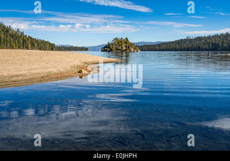 Belle vue de Fannette Island sur le lac Tahoe. Banque D'Images