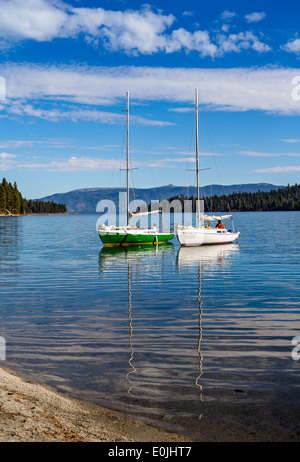 Bateaux sur une belle journée calme dans la région de Lake Tahoe. Banque D'Images