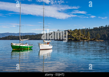 Bateaux sur une belle journée calme dans la région de Lake Tahoe. Banque D'Images