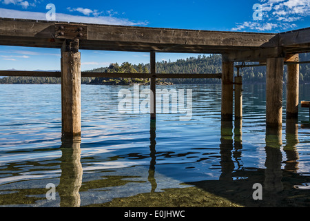 Vue sur le lac Tahoe et la jetée. Banque D'Images