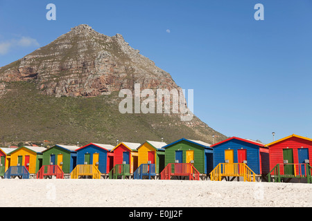 De cabines colorées à Muizenberg, Cape Town, Western Cape, Afrique du Sud Banque D'Images