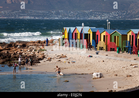 De cabines colorées à Muizenberg, Cape Town, Western Cape, Afrique du Sud Banque D'Images