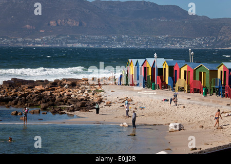 De cabines colorées à Muizenberg, Cape Town, Western Cape, Afrique du Sud Banque D'Images