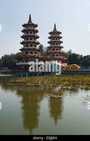 Dragon et Tigre pagodes, Lotus Lake, Kaohsiung, Taiwan Banque D'Images