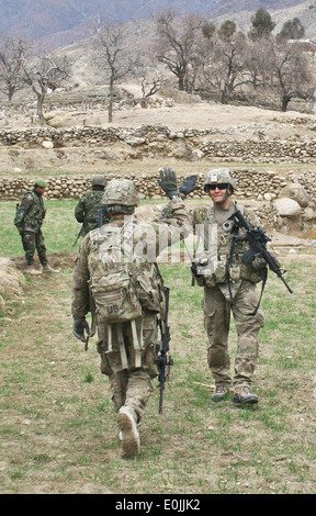 PROVINCE DE LAGHMAN, Afghanistan - Sgt. Adam Nielsen, à droite, un chef d'équipe d'infanterie de Cedar Falls, Iowa, et AR Matson, bureau des affaires publiques de la Force opérationnelle Red Bulls) Banque D'Images