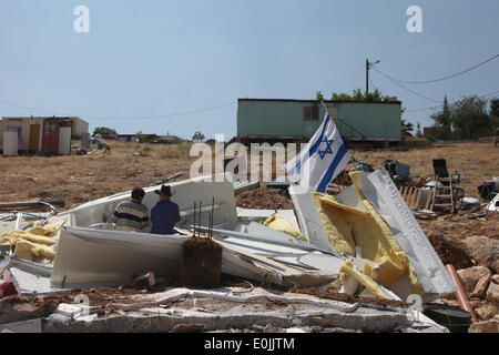 (140515) -- JÉRUSALEM, 15 mai 2014 (Xinhua) -- des colons israéliens s'asseoir dans le reste de leur maison après qu'elle a été démolie par un bulldozer de l'armée dans le règlement des Maale-Rechavam au nord d'Hébron, le 14 mai 2014. Les Forces de défense israéliennes (FDI)(avec des soldats des forces de police ont démantelé huit constructions illégales dans le règlement des Maale-Rechavam au nord d'Hébron, le mercredi. Le gouvernement israélien a déclaré ces bâtiments en Cisjordanie qui sont construites sur des terres appartenant à des Palestiniens comme illégales et doivent être pris vers le bas. Les colons ont résisté avec des barricades et brûlé des pneus à l'entrée Banque D'Images