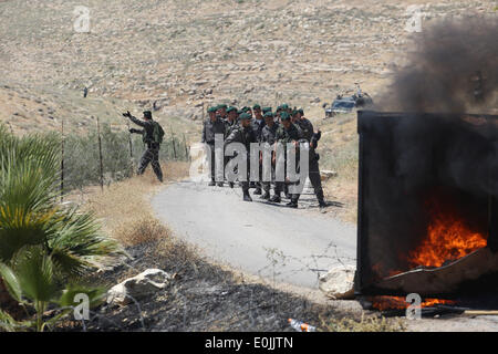 (140515) -- JÉRUSALEM, 15 mai 2014 (Xinhua) -- Des policiers israéliens sont bloquées par des barricades quand ils mars à démanteler les constructions illégales dans le règlement des Maale-Rechavam au nord d'Hébron, le 14 mai 2014. Les forces de défense israéliennes (FDI) ont ensemble avec les forces de police ont démantelé huit constructions illégales dans le règlement des Maale-Rechavam au nord d'Hébron, le mercredi. Le gouvernement israélien a déclaré ces bâtiments en Cisjordanie qui sont construites sur des terres appartenant à des Palestiniens comme illégales et doivent être pris vers le bas. Les colons ont résisté avec des barricades et brûlé des pneus à l'entrée de la Banque D'Images