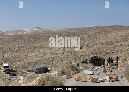 (140515) -- JÉRUSALEM, 15 mai 2014 (Xinhua) -- Des policiers israéliens sont bloquées par des barricades quand ils mars à démanteler les constructions illégales dans le règlement des Maale-Rechavam au nord d'Hébron, le 14 mai 2014. Les forces de défense israéliennes (FDI) ont ensemble avec les forces de police ont démantelé huit constructions illégales dans le règlement des Maale-Rechavam au nord d'Hébron, le mercredi. Le gouvernement israélien a déclaré ces bâtiments en Cisjordanie qui sont construites sur des terres appartenant à des Palestiniens comme illégales et doivent être pris vers le bas. Les colons ont résisté avec des barricades et brûlé des pneus à l'entrée de la Banque D'Images