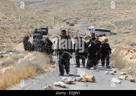 (140515) -- JÉRUSALEM, 15 mai 2014 (Xinhua) -- Des policiers israéliens sont bloquées par des barricades quand ils mars à démanteler les constructions illégales dans le règlement des Maale-Rechavam au nord d'Hébron, le 14 mai 2014. Les forces de défense israéliennes (FDI) ont ensemble avec les forces de police ont démantelé huit constructions illégales dans le règlement des Maale-Rechavam au nord d'Hébron, le mercredi. Le gouvernement israélien a déclaré ces bâtiments en Cisjordanie qui sont construites sur des terres appartenant à des Palestiniens comme illégales et doivent être pris vers le bas. Les colons ont résisté avec des barricades et brûlé des pneus à l'entrée de la Banque D'Images