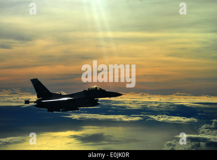 Un U.S. Air Force F-16C Fighting Falcon avec le 18e escadron agresseur vole un avion de la mission de combat à l'appui de faire face N Banque D'Images