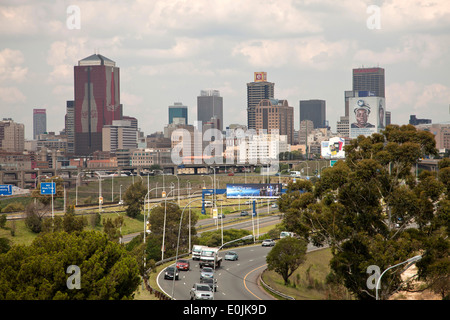 La ville et l'autoroute, Johannesburg, Gauteng, Afrique du Sud, l'Afrique Banque D'Images