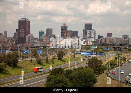 La ville et l'autoroute, Johannesburg, Gauteng, Afrique du Sud, l'Afrique Banque D'Images