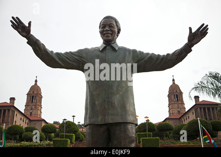 Nelson Mandela énorme statue en face de l'Union Buildings bâtiments gouvernementaux, Pretoria, Gauteng, Afrique du Sud, l'Afrique Banque D'Images