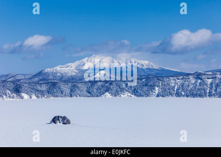 En hiver le lac Mashu, Japon Banque D'Images