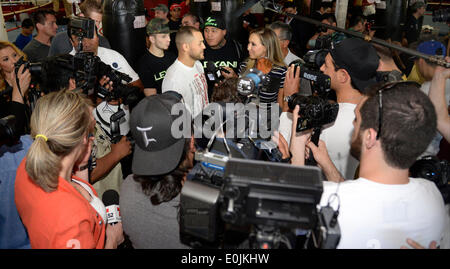 Bell, CA, USA. 14 mai, 2014. La boxe Mike Alvarado parle aux médias à l'Azteca sport mercredi. Mike Alvarado sera la lutte contre le Mexique Juan Marquez ce samedi à Los Angeles le nouveau Forum pour le titre mi-moyens (WBO) élimination bout intitulé. Credit : ZUMA Press, Inc./Alamy Live News Banque D'Images