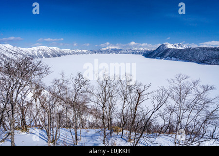 En hiver le lac Mashu, Japon Banque D'Images