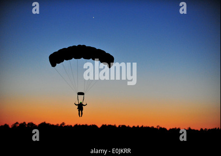 Un soldat des forces spéciales de l'armée américaine pratique une ouverture de faible altitude (H.A.L.O.) lors de sauts, Hurlbur Emerald Warrior 2012 Banque D'Images