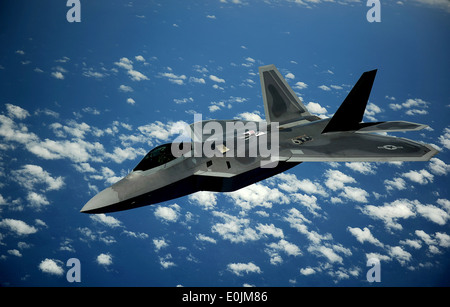 Une 1re Escadre de chasse le Raptor F-22 de Joint Base Langley-Eustis, Va., s'éloigne d'un KC-135 Stratotanker avec le 756e de la Banque D'Images