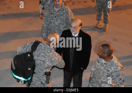 Le Président de la Réserve fédérale, Ben Bernanke (à gauche) et le Major-général J.H. Dana Pittard (à droite), 1re Division blindée du général commandant, Banque D'Images