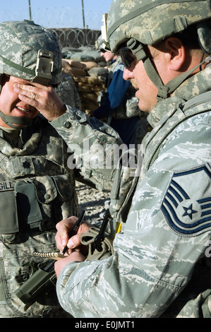 Le Lieutenant-colonel de l'US Air Force Vince Gill (gauche) donne un rapport à l'US Air Force Master Sgt. David Gillingham après une impro Banque D'Images