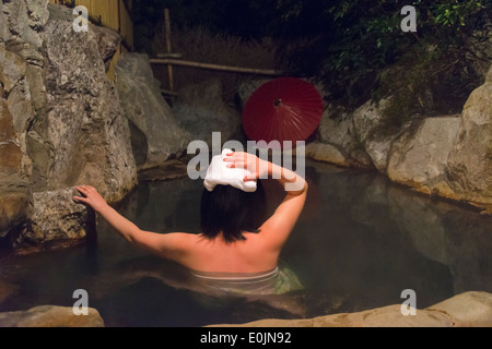 Femme dans les onsen, source chaude japonaise, à l'Aso, Kumamoto, Kyushu, Japon Banque D'Images