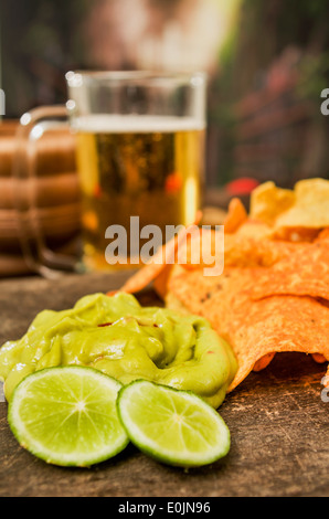 nachos et bière Banque D'Images